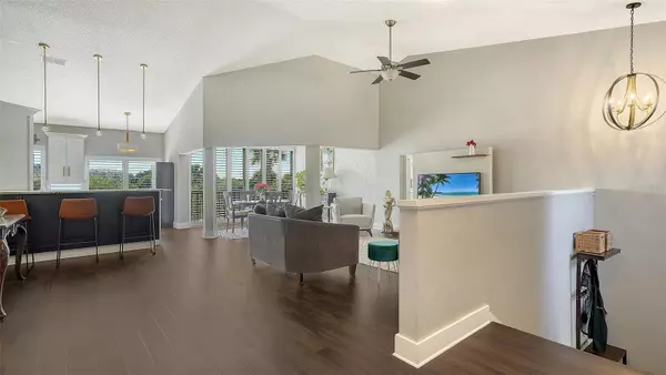 Sarasota, FL 34231,5260 HERON WAY #202