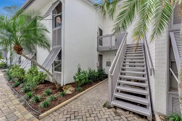 Sarasota, FL 34242,1017 W PEPPERTREE DR #116