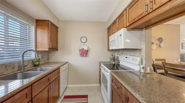 Sarasota, FL 34237,2620 HIDDEN LAKE DR N #B