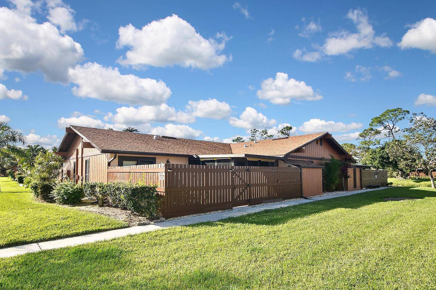 15415 CRYSTAL LAKE DR, North Fort Myers, FL 33917