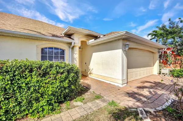 1002 SE 13TH AVE, Cape Coral, FL 33990