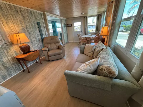 Venice, FL 34285,805 S GREEN CIR