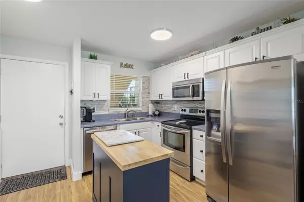 Siesta Key, FL 34242,915 BEACH RD #215