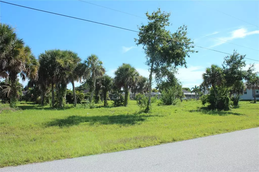 Rotonda West, FL 33947,203 LONG MEADOW LN