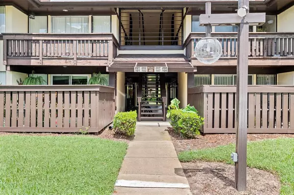 40 CLUB HOUSE DR #202, Palm Coast, FL 32137