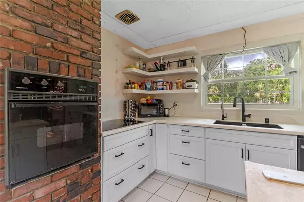 Edgewater, FL 32141,1926 PINE TREE DR