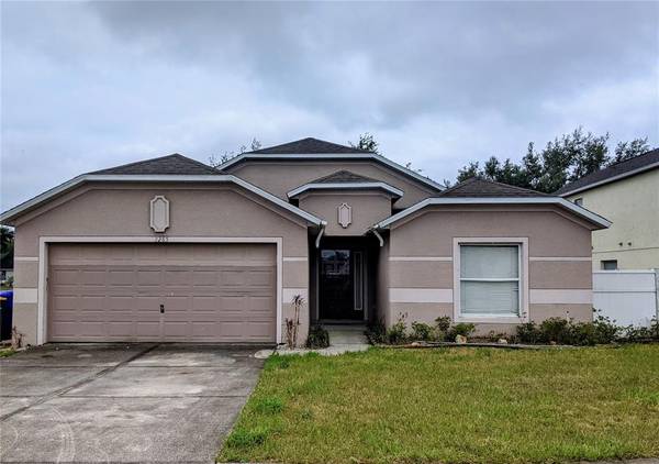 2285 MERRY RD, Tavares, FL 32778