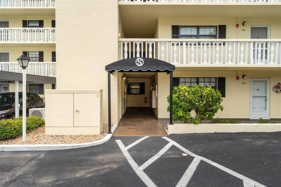 101 N GRANDVIEW ST #205, Mount Dora, FL 32757