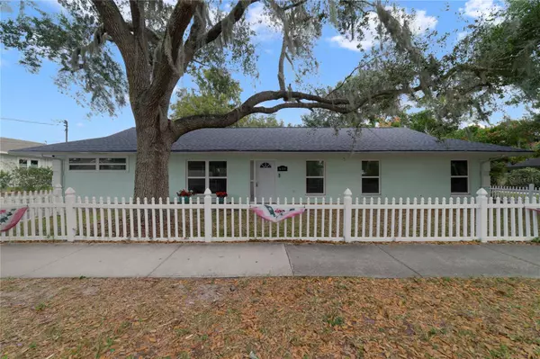 620 N HIGHLAND ST, Mount Dora, FL 32757