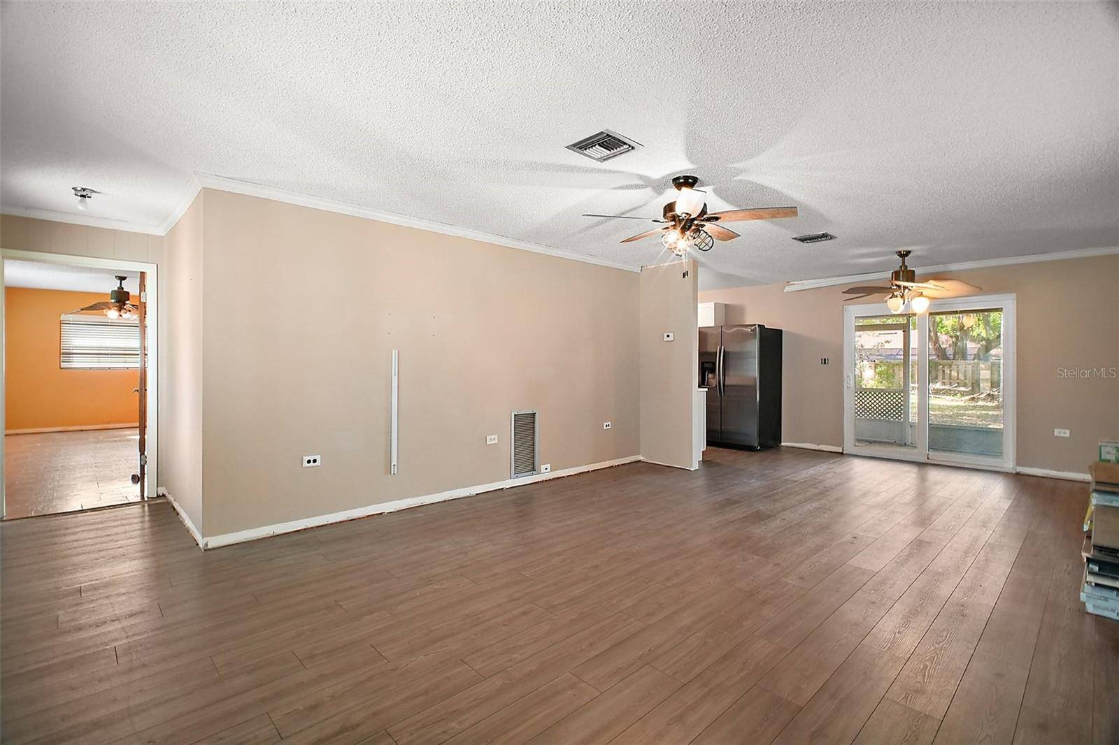 Tavares, FL 32778,208 PALM WAY