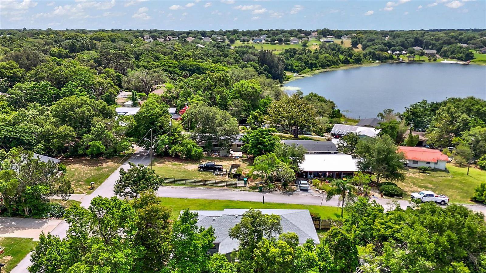 Eustis, FL 32726,902 LAKEVIEW DR