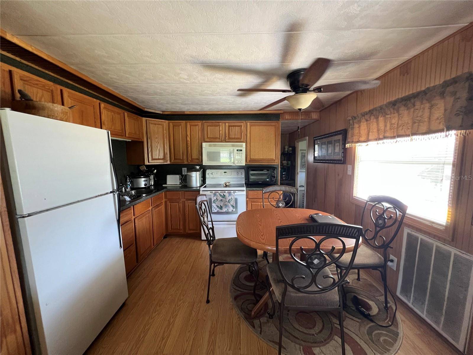 Tavares, FL 32778,1421 S SHORE DR