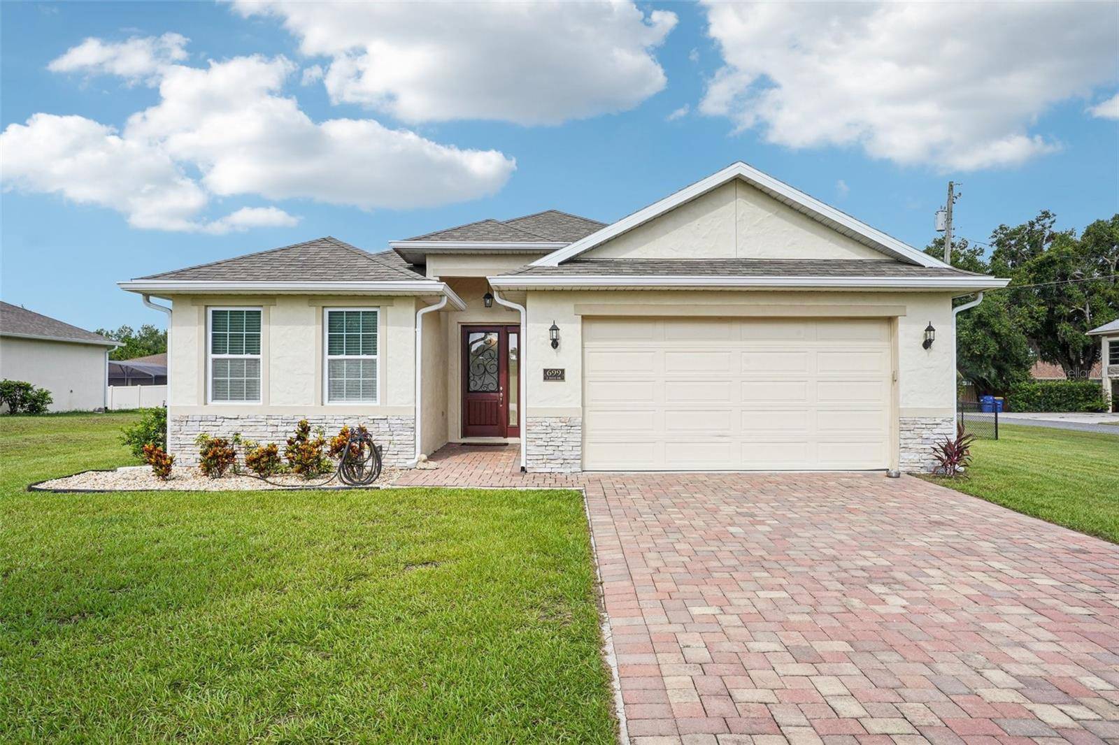 699 S DIXIE DR, Howey In The Hills, FL 34737