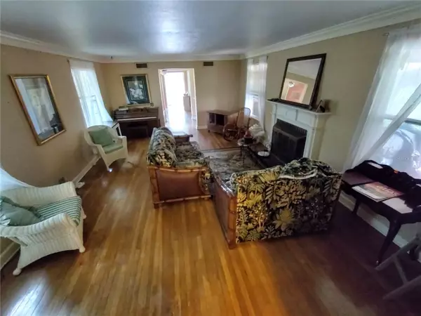 Mount Dora, FL 32757,995 W 11TH AVE