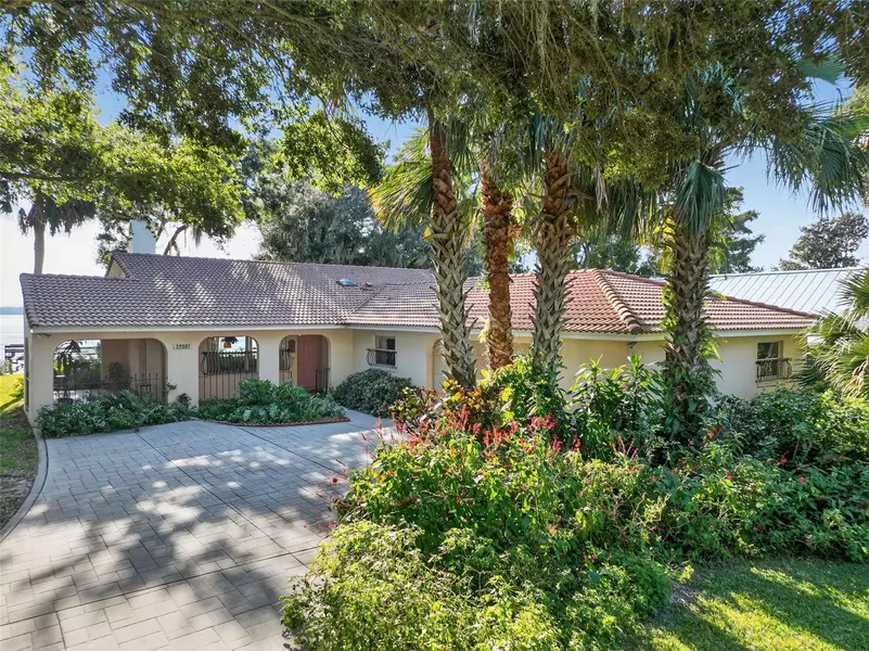 32601 LAKESHORE DR, Tavares, FL 32778