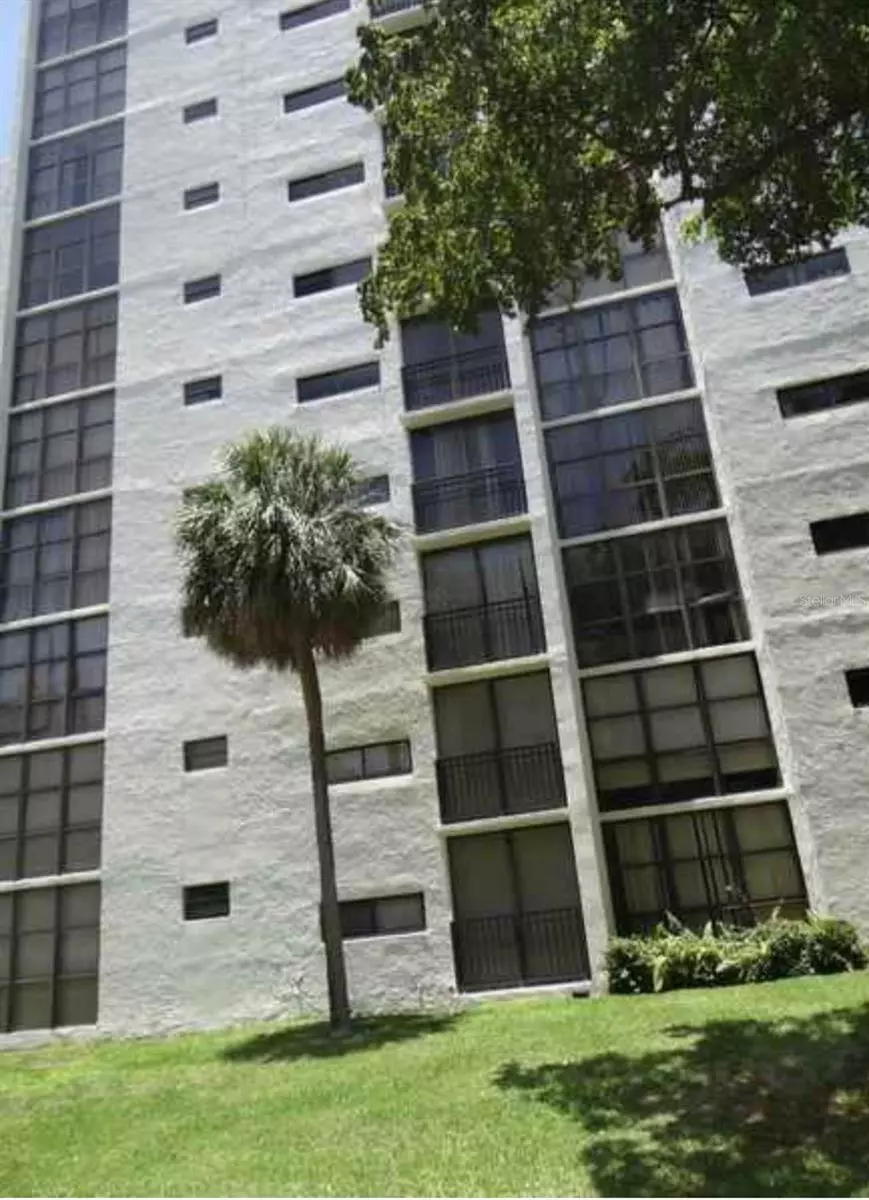 Sunny Isles Beach, FL 33160,17021 N BAY RD #220