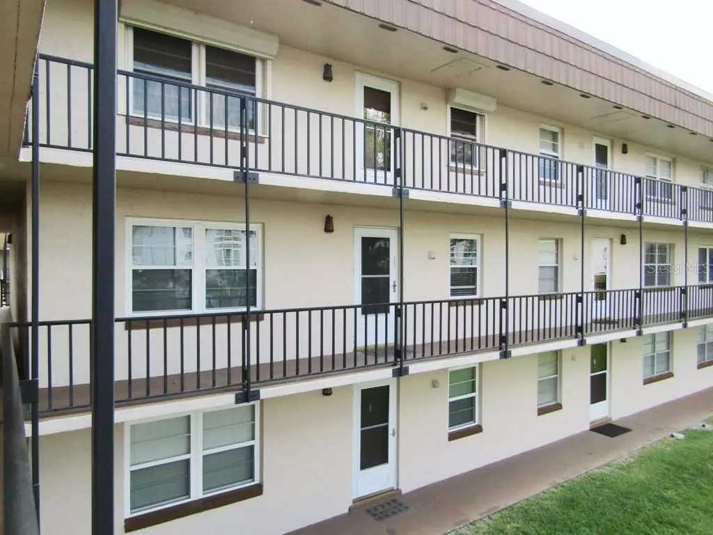 Winter Haven, FL 33880,333 LAKE HOWARD DR NW #201C