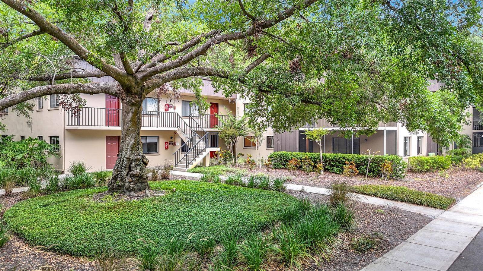 11704 RAINTREE VILLAGE BLVD #B, Temple Terrace, FL 33617