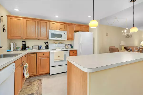 Sarasota, FL 34231,2260 STICKNEY POINT RD #303