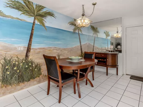 Venice, FL 34285,528 W VENICE AVE #1