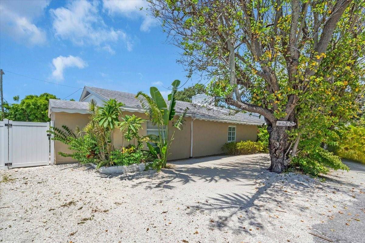 Sarasota, FL 34239,1761 SIESTA DR