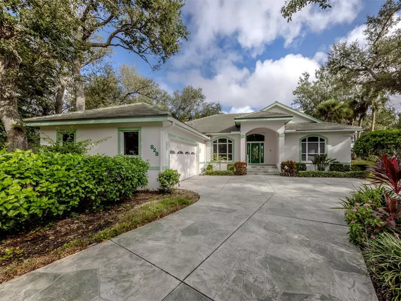 828 CONNEMARA CIR, Venice, FL 34292