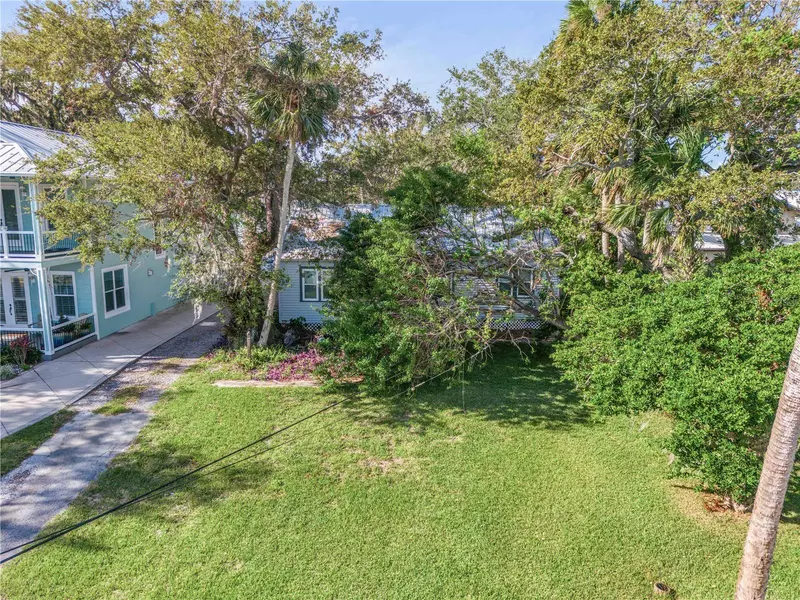 520 N RIVERSIDE DR, New Smyrna Beach, FL 32168