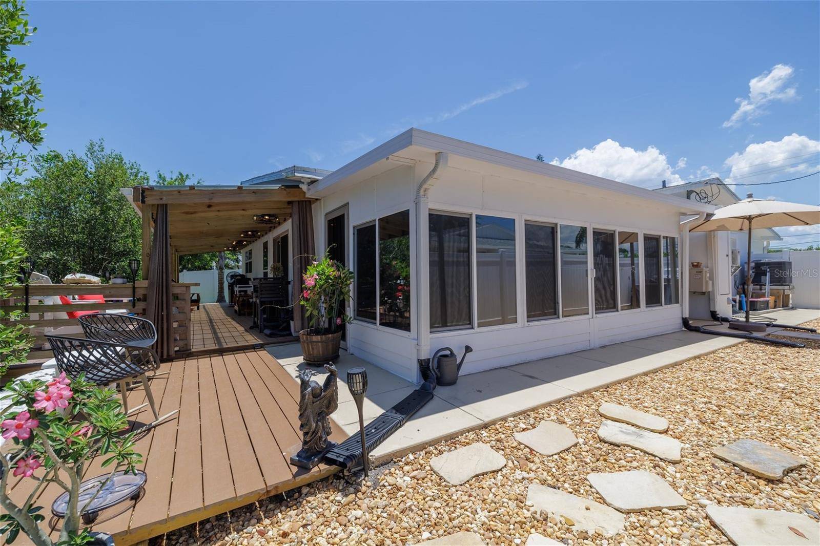 527 S PENINSULA AVE, New Smyrna Beach, FL 32169