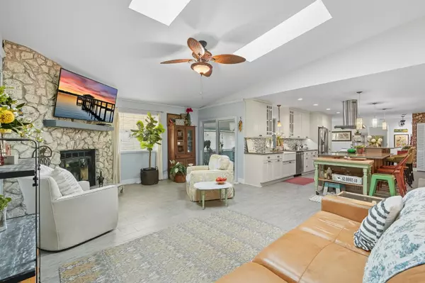 Edgewater, FL 32141,2003 PINE TREE DR