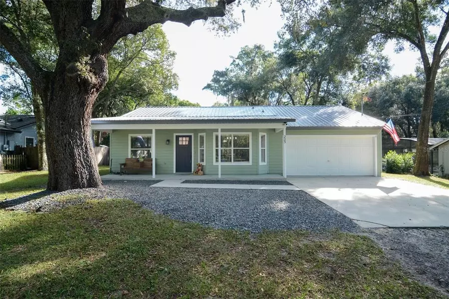 225 3RD ST, Geneva, FL 32732