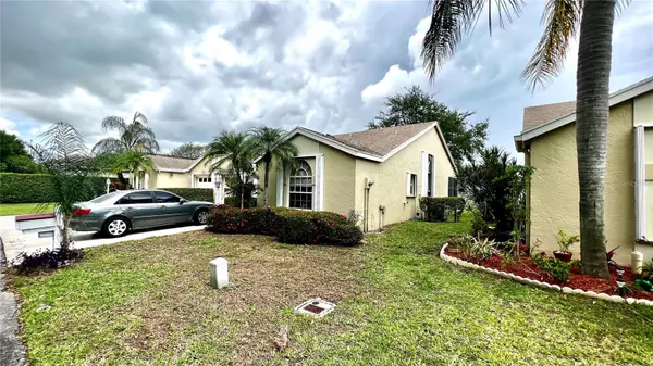 Greenacres, FL 33463,6221 POND TREE CT