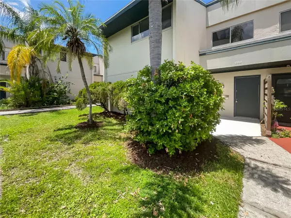 1052 LONGFELLOW CIR, Sarasota, FL 34243