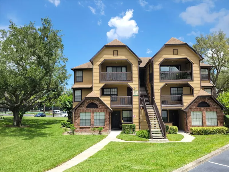 300 LAKEPOINTE DR #302, Altamonte Springs, FL 32701