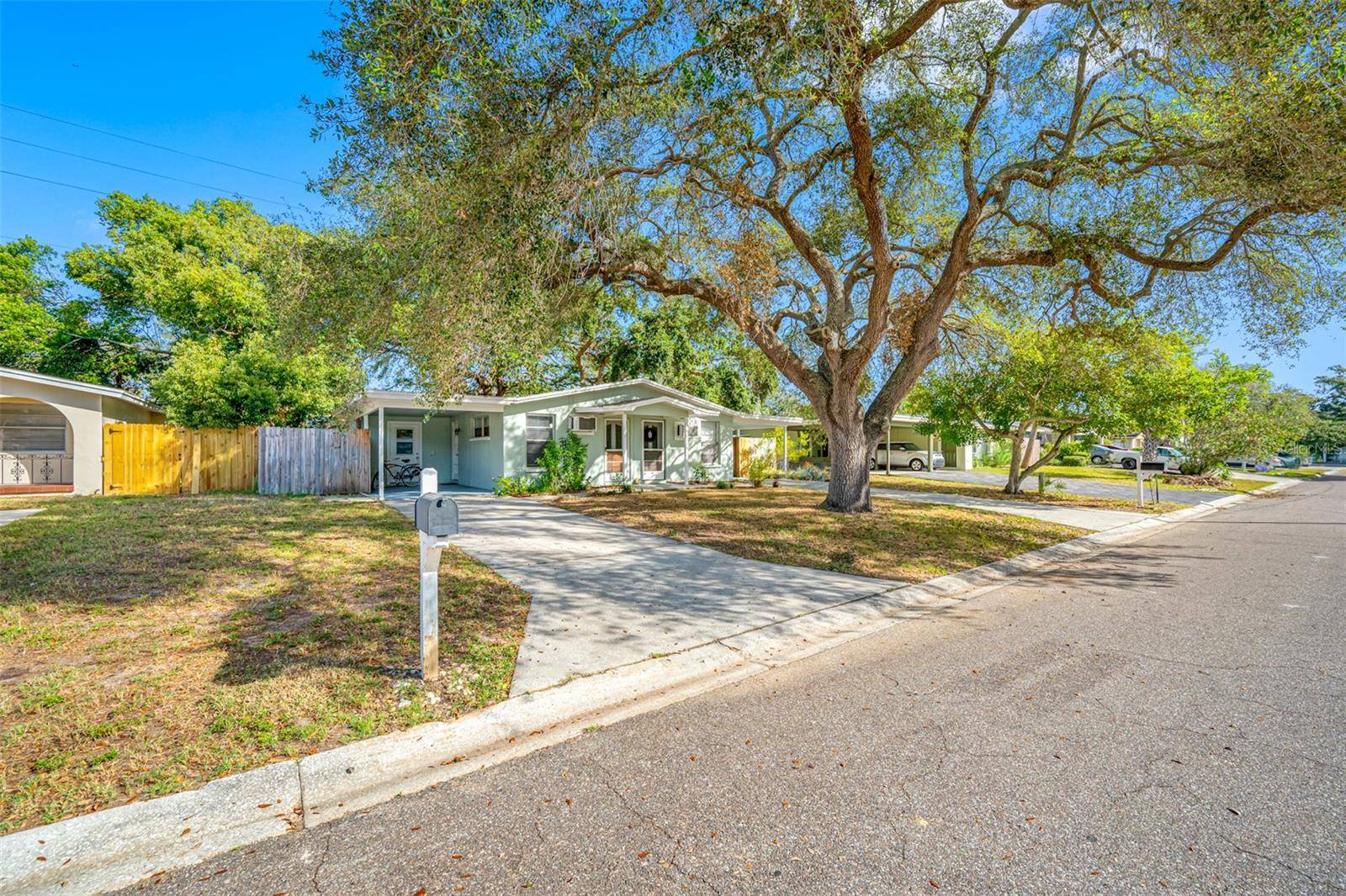 Dunedin, FL 34698,616 DOGWOOD CT