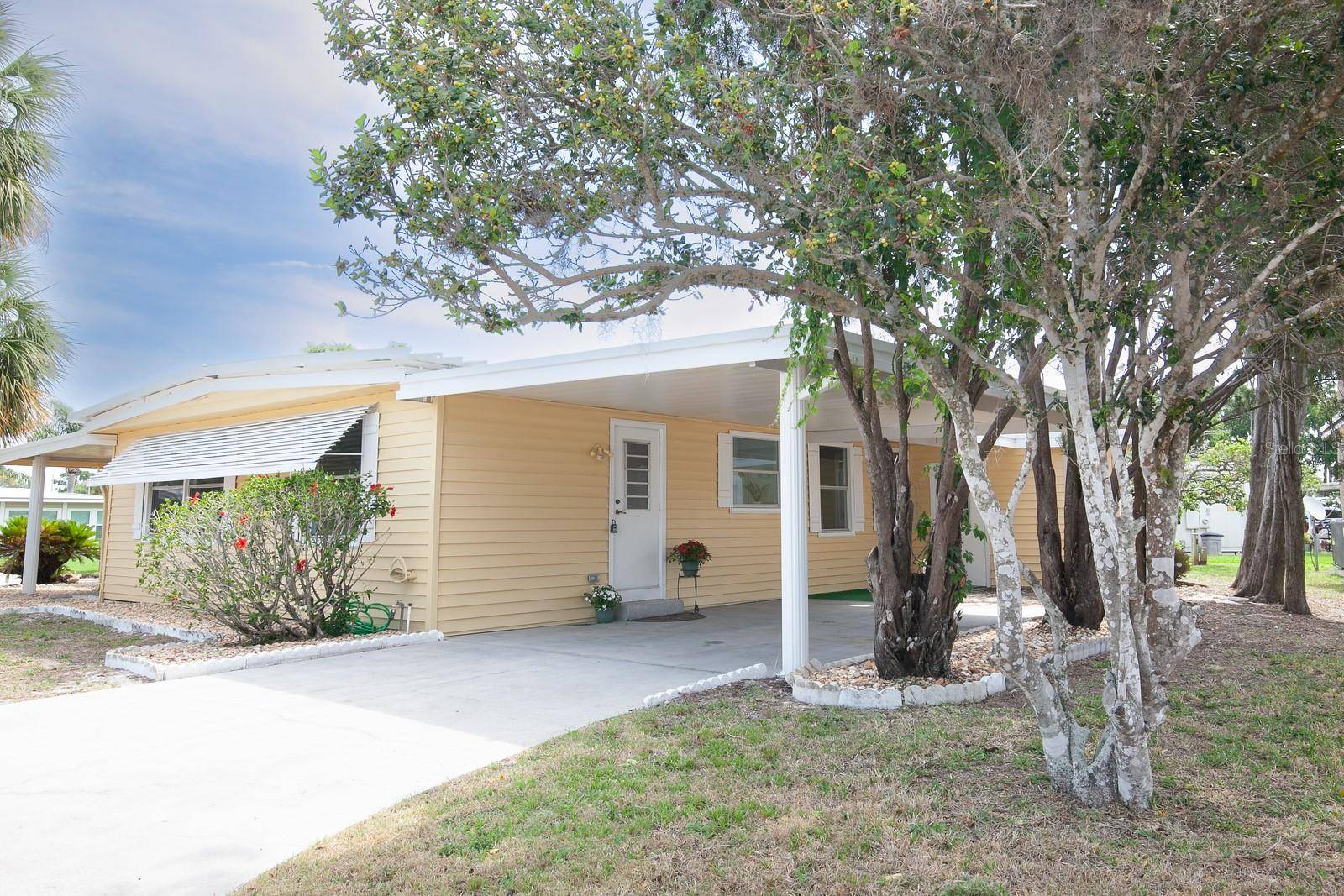 Tavares, FL 32778,726 VIKING AVE
