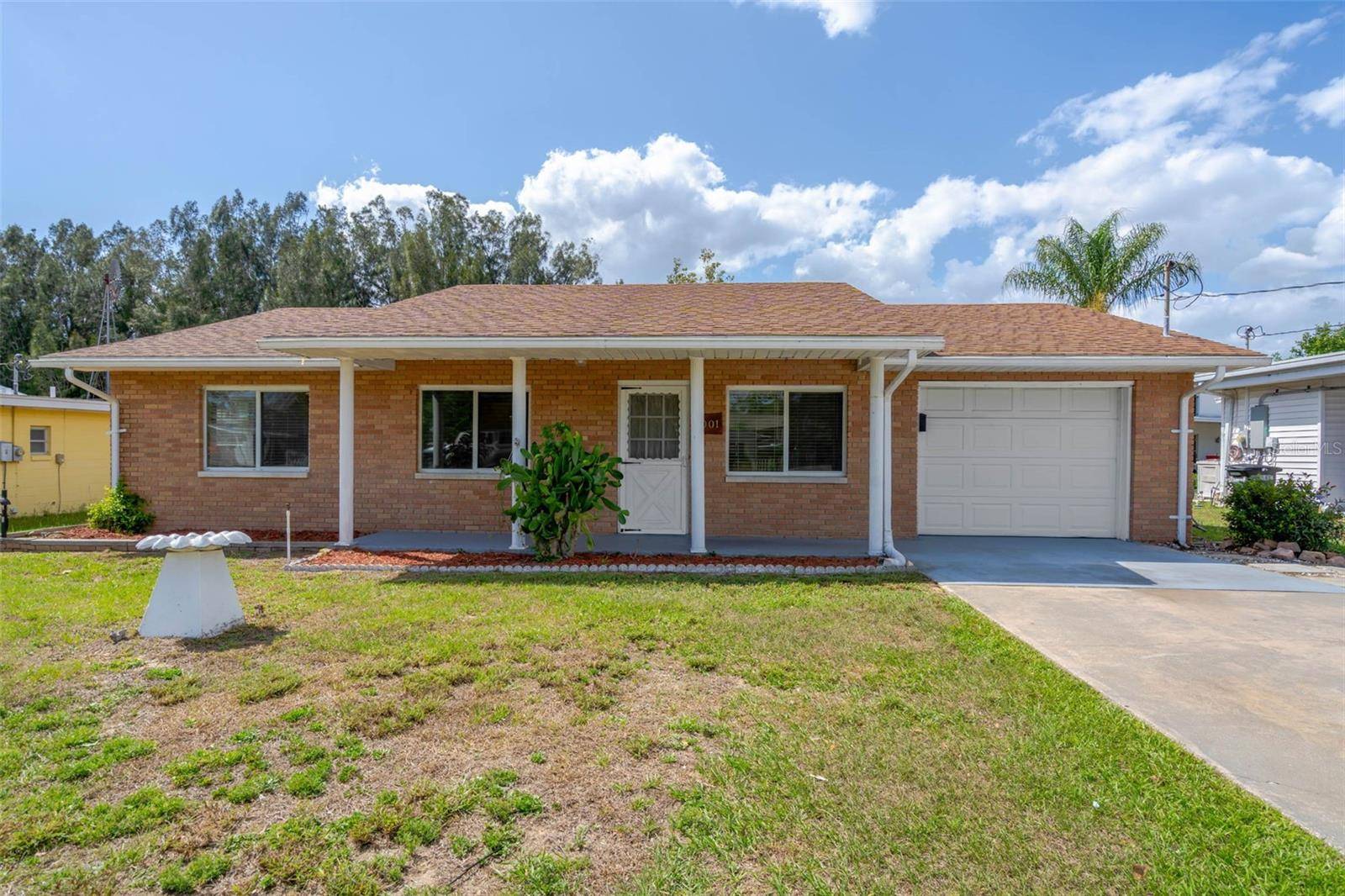 1001 DORA AVE, Tavares, FL 32778