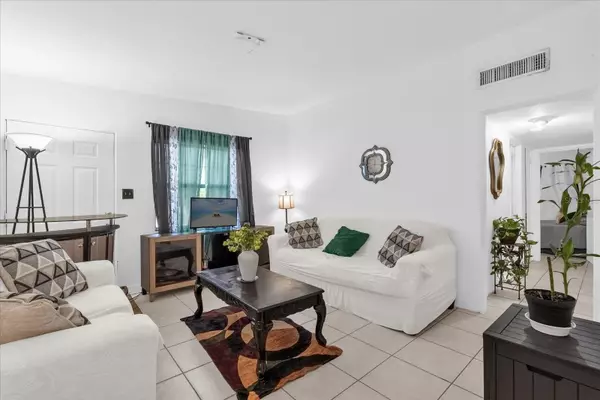 Orlando, FL 32808,920 HACIENDA CT