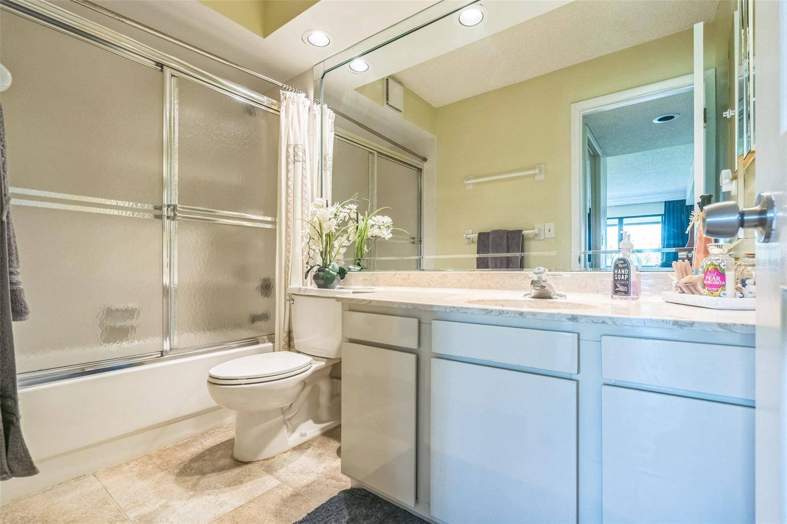 Holmes Beach, FL 34217,3805 E BAY DR #204