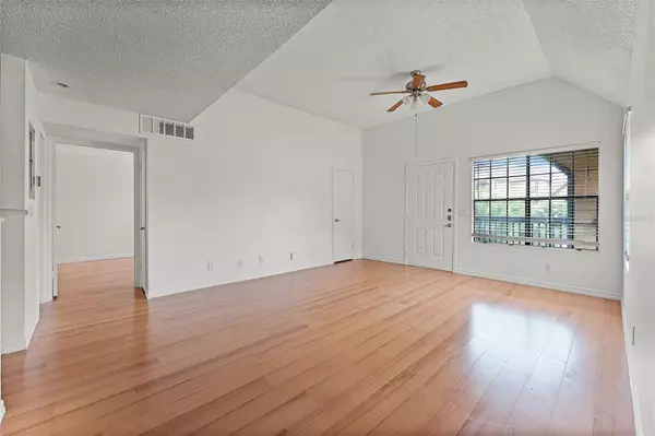 Altamonte Springs, FL 32701,415 LAKEPOINTE DR #207