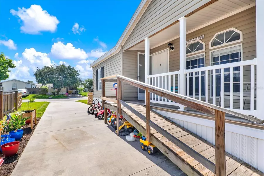 4 CAYMAN CIR, Umatilla, FL 32784