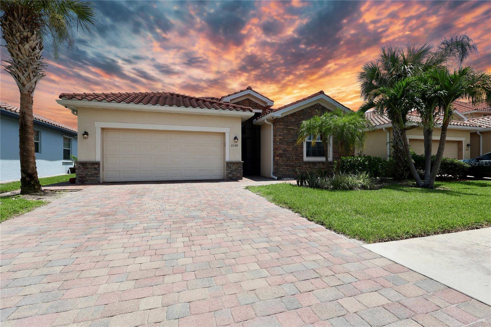 2338 HEYDON CIR E, Naples, FL 34120
