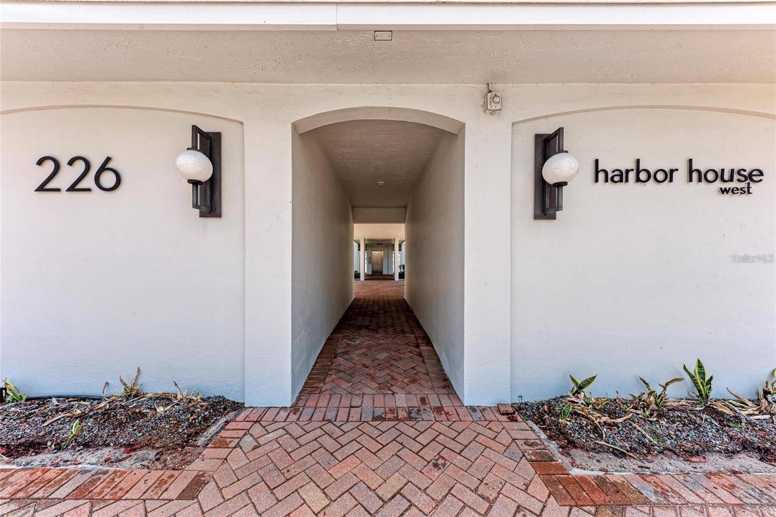 Sarasota, FL 34236,226 GOLDEN GATE PT #44
