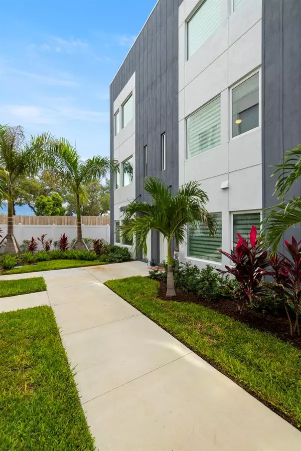 St Petersburg, FL 33701,865 S 6 AVE S #17