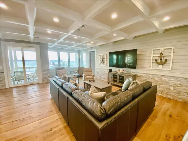 Lake Placid, FL 33852,424 LAKE MIRROR DR