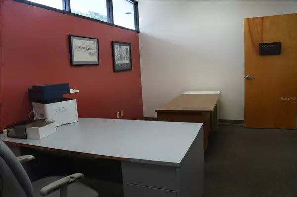 Orlando, FL 32811,4498 VINELAND RD