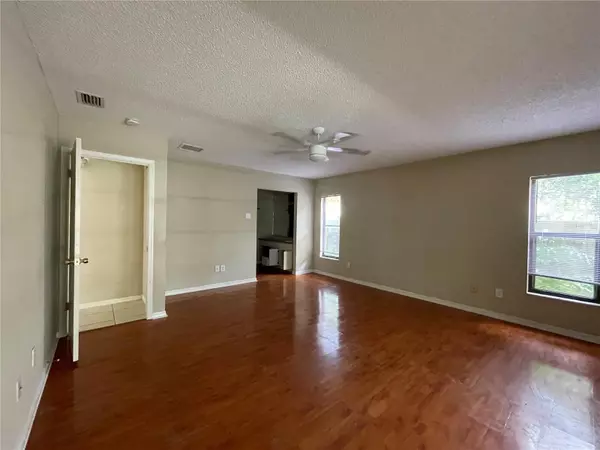 Tampa, FL 33624,14817 FARNHAM WAY