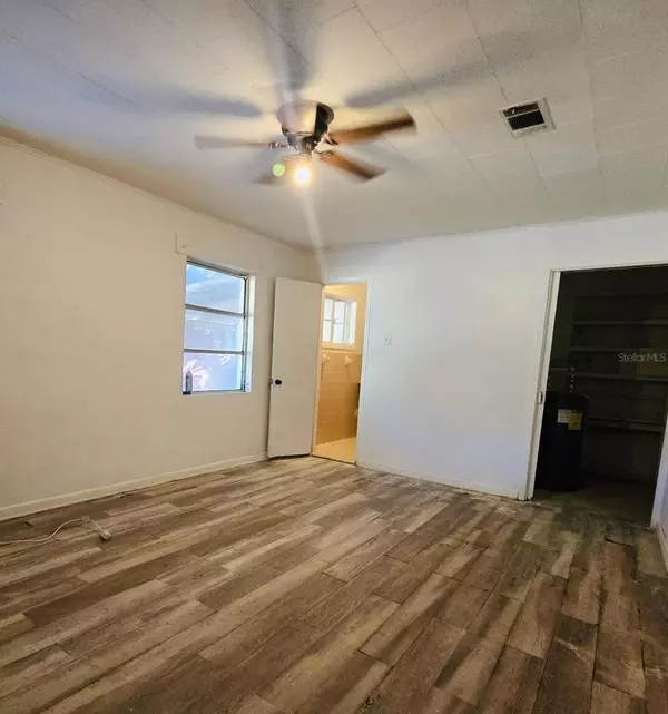 Hawthorne, FL 32640,8010 SE US HIGHWAY 301 #5B