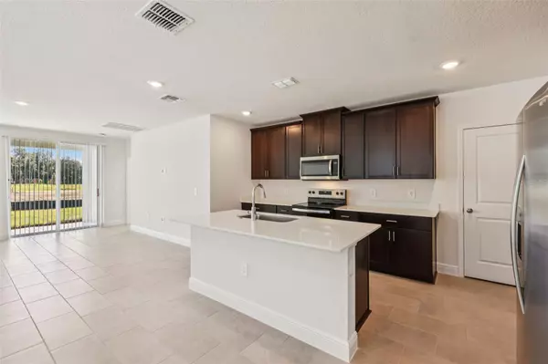 Lady Lake, FL 32159,827 SUNSHOWER DR