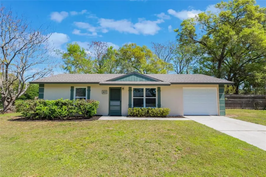 913 JACARANDA DR, Lady Lake, FL 32159