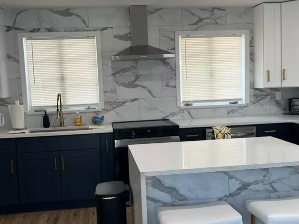 Mount Dora, FL 32757,905 W 11TH AVE